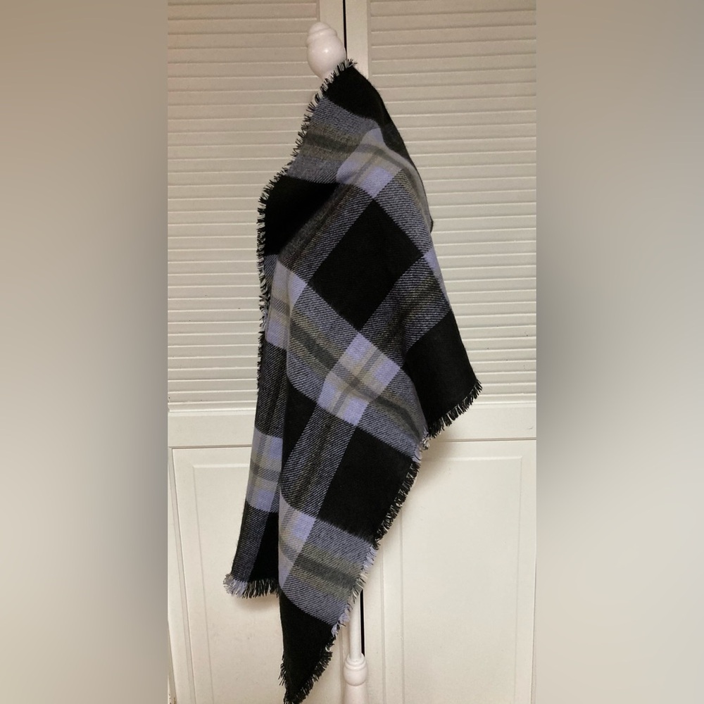 NWOT Tahari Acrylic Reversible Scarf OSFM - Picture 11 of 16